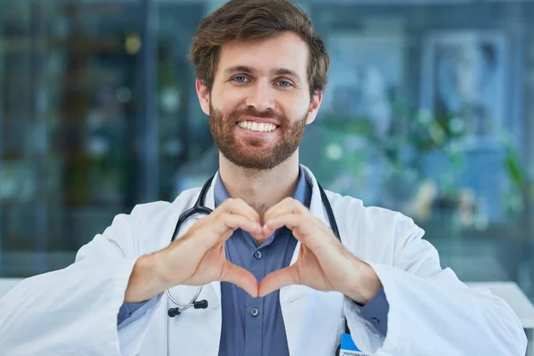 Mann Arzt Und Herz Unterschreiben Mit Lächeln Unterstützung Und Gesundheitsversorgung — Stockfoto