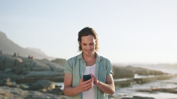 Happy Man Mobiele Telefoon Strand Vakantie Terwijl Online Met Een — Stockvideo