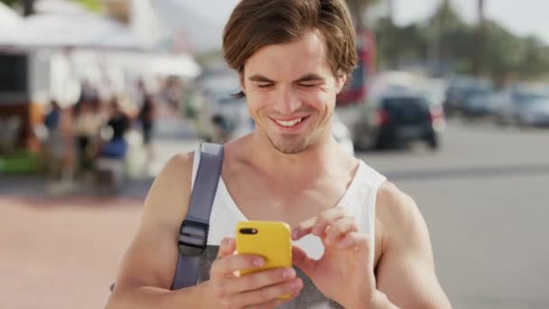 Подорож Літо Обличчя Людини Телефоном Рюкзаком Сміються Відпустці Свободою Веселощами — стокове відео