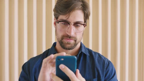 Uomo Con Occhiali Telefono Scorrere Sui Social Media App Mobile — Video Stock