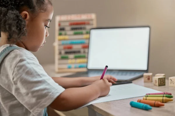 Heimschule Leerer Computer Und Mädchen Die Einem Lernheft Für Die — Stockfoto