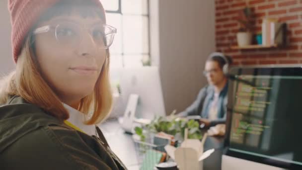 Modern Ofiste Yüz Kadın Lider Bilgisayar Daktilo Teknolojisi Planlama Veya — Stok video