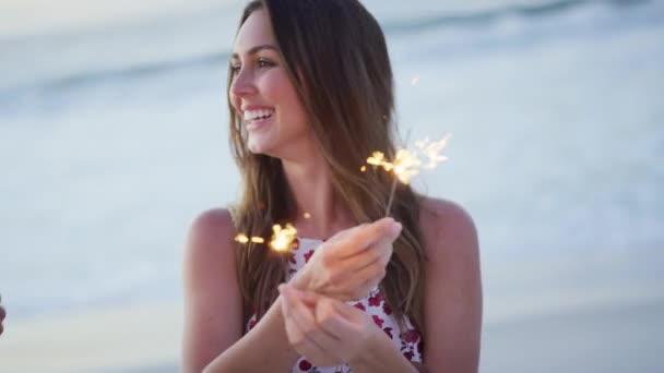Plaża Iskry Szczęśliwa Para Święto Wakacje Nowy Rok Lub Uroczyste — Wideo stockowe