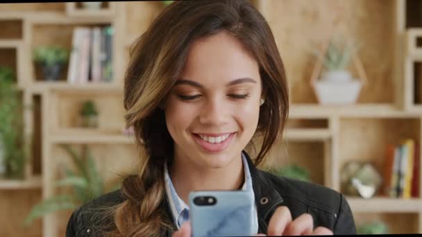 Joven Empresaria Teléfono Mujer Mensajes Texto Oficina Corporativa Utilizando Wifi — Vídeo de stock