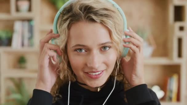 Música Juventud Retrato Gen Mujer Con Auriculares Oficina Moderna Inspiración — Vídeo de stock