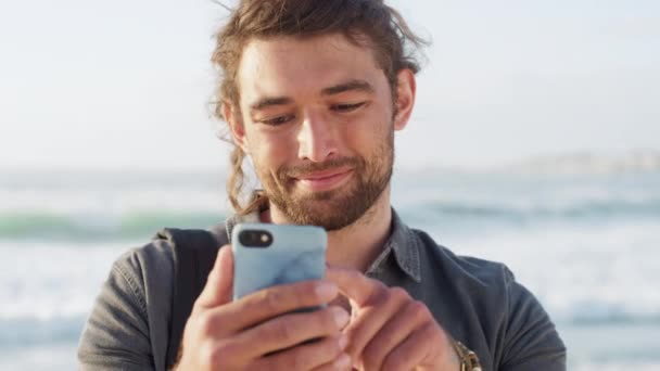 Man Telefoon Strand Vakantie Terwijl Online Met Een Glimlach Voor — Stockvideo