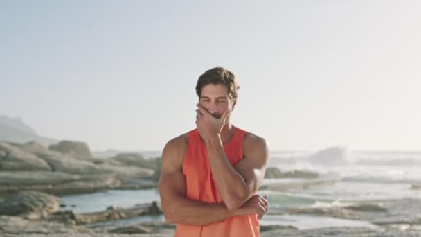 Praia Verão Fitness Retrato Homem Férias Sobre Rochas Para Relaxar — Vídeo de Stock