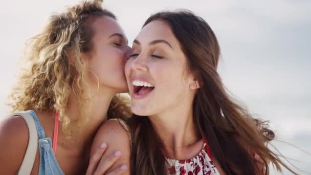 Lgbtq Para Kobiety Całują Się Wakacjach Plaży Lecie Miłością Troską — Wideo stockowe
