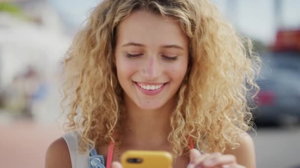 Smartfon Miasto Młoda Kobieta Informacji Stronie Internetowej Aktualizacja Podróży Sieci — Wideo stockowe