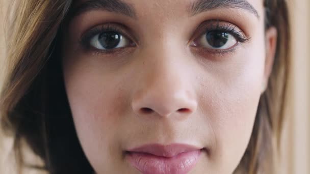 Портрет Обличчя Збільшення Жіночий Погляд Скінарій Серйозним Виразом Макіяжем Крупним — стокове відео