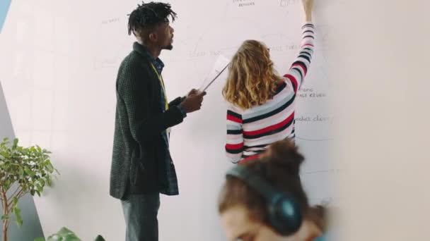 Kreativ Teamwork Und Whiteboard Für Ein Brainstorming Meeting Einem Briefing — Stockvideo