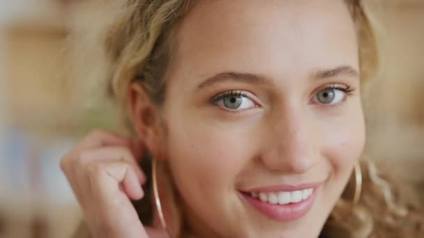 Sorriso Zoom Feliz Cara Mulher Para Motivação Felicidade Inicialização Mentalidade — Vídeo de Stock
