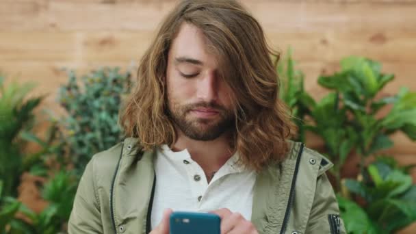 Gezicht Telefoon Man Sociale Media Huis Mobiele App Surfen Internet — Stockvideo