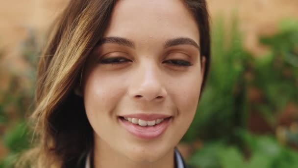 Vrouw Gezicht Glimlach Met Een Groene Plantenachtergrond Voor Een Koolstofneutrale — Stockvideo