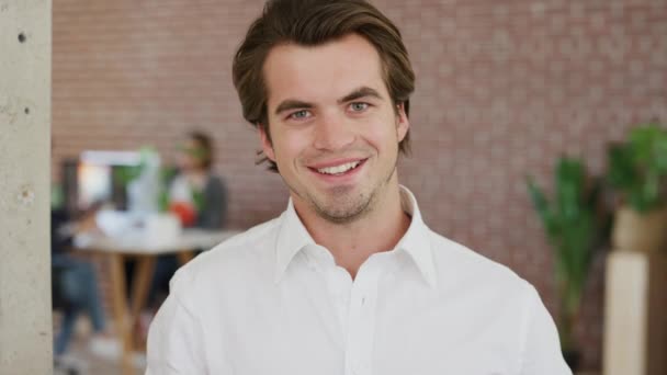 一个商人站在他的办公室里 对未来的成功充满了憧憬 他的脸 思维和动机 在公司成长任务中工作的年轻男性雇员的形象 目标和目的 — 图库视频影像