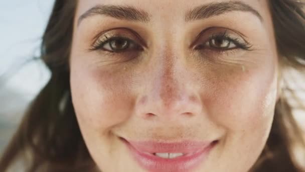 Naturalne Piękno Oczy Piegi Kobiety Twarzy Miami Wiatrem Mikroostrzami Blask — Wideo stockowe