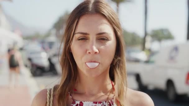 Face Portrait Woman Blowing Bubblegum City Street Outdoors Freedom Comic — Stock Video