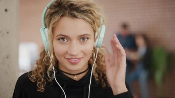 Mulher Estudante Sorriso Fones Ouvido Para Ouvir Música Podcast Com — Vídeo de Stock