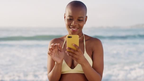 Zwarte Vrouw Telefoon Sms Strand Met Glimlach Voor Sociale Media — Stockvideo
