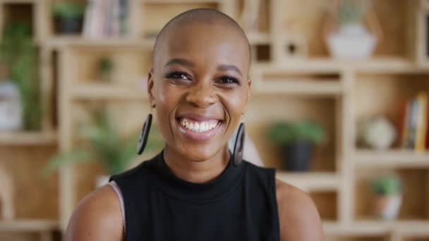 Zwarte Vrouw Gezicht Glimlach Met Schoonheid Geluk Een Positieve Instelling — Stockvideo
