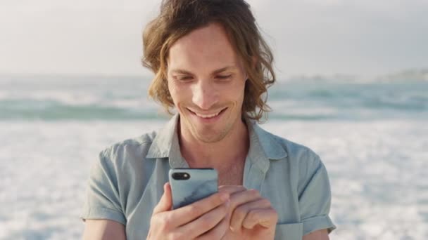 在社交网络 移动应用程序或通过网站上的媒体滚动聊天时 电话和海滩都在思考 男人在海边度假的时候 为了自由和幸福 带着智能手机 — 图库视频影像