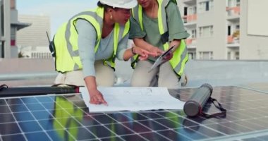 Mimari, güneş panelleri ya da çatı planlama şebekesi inşaatı planı olan mühendislik ekibi. Kadınlar, güneş enerjisi veya bina güvenliği için çalışan kontrol listesi veya evrak işçileri.