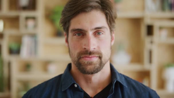 Чоловік Обличчя Серйозне Вираження Розмитому Тлі Фронтальним Портретом Зеленими Очима — стокове відео