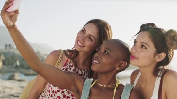 Mujeres Amigas Selfie Playa Vacaciones Verano Con Tecnología Teléfonos Inteligentes — Vídeo de stock