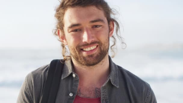 Портрет Чоловіка Посмішка Обличчя Свято Пляжу Подорожі Щасливі Протягом Літа — стокове відео