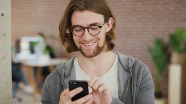 Gezicht Telefoon Man Sociale Media Kantoor Surfen Internet Sms Mobiele — Stockvideo