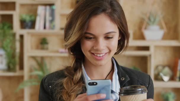 Caffetteria Smartphone Studente Con Notizie Online Risultati Universitari App Notifica — Video Stock