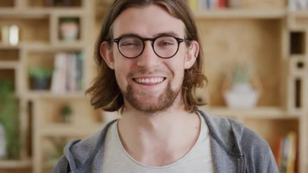 Arc Boldog Nevet Egy Üzletemberrel Irodájában Aki Szemüveget Visel Munkájához — Stock videók