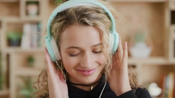 Radio Mädchen Oder Student Streamen Musik Für Entspannende Ruhige Oder — Stockvideo