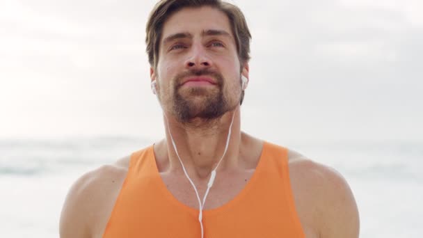 海滩上的男人 为了和平而健康和呼吸 带着耳机或播客进行禅和户外运动 带着海景模型放松 自由和平静 呼吸和自然 — 图库视频影像