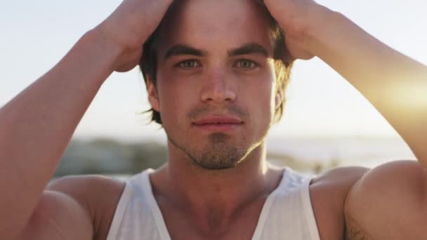 Retrato Rosto Sorriso Com Homem Praia Durante Verão Para Férias — Vídeo de Stock