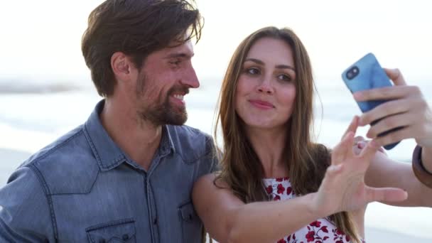 Paar Selfie Reizen Strand Smartphone Fotografie Vrolijke Mensen Glimlachen Geheugen — Stockvideo