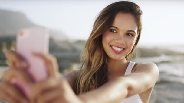 Teléfono Viaje Mujer Tomando Selfie Una Playa Para Creación Contenido — Vídeos de Stock