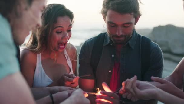 バリ島での新しい年のパーティーのための休暇中の友人 輝きとビーチのお祝いは グループの絆 友情と楽しみのために一緒に 海による夏の旅行の休日 花火と海による夕日 — ストック動画