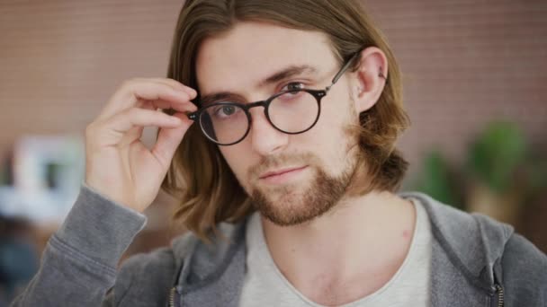 Baştan Çıkarıcı Gözlüklü Işyerindeki Bir Adamın Yüzü Profesyonel Tasarımcı Bokeh — Stok video