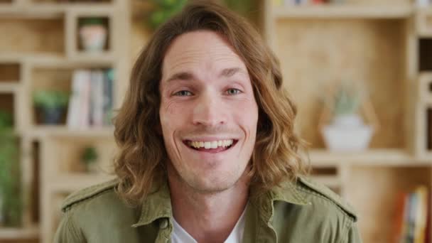 Glad Man Och Komiskt Ansikte Startup Sällskap Med Fånigt Skratt — Stockvideo