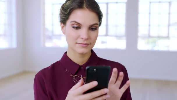 Smartphone Scroll Mujer Negocios Con Revisión Línea Redes Sociales Actualización — Vídeos de Stock