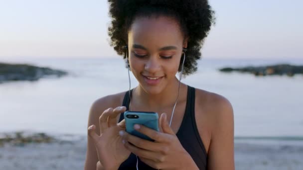 Schwarze Frau Smartphone Und Musik Hören Strand Der Pause Von — Stockvideo