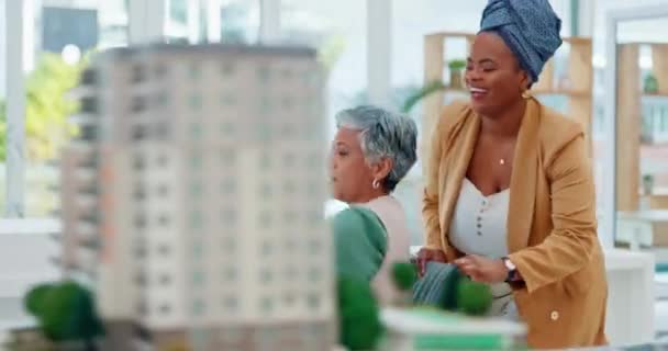 Mujeres Negocios Empujando Silla Bailar Con Diversión Energía Sonrisa Feliz — Vídeo de stock