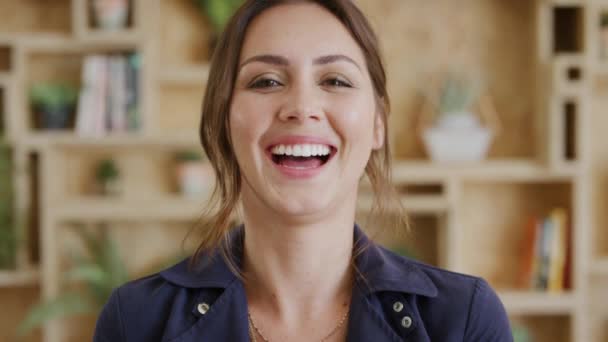 Portre Yüz Bir Kadınıyla Gülmek Ofisinde Dikilirken Eğlenmek Şaka Yapmak — Stok video