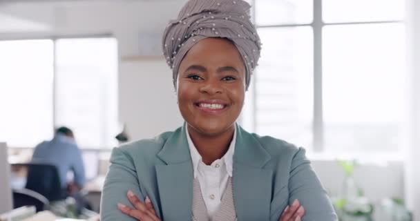 Mujer Africana Corporativa Retrato Sonrisa Felicidad Oficina Finanzas Agencia Liderazgo — Vídeos de Stock