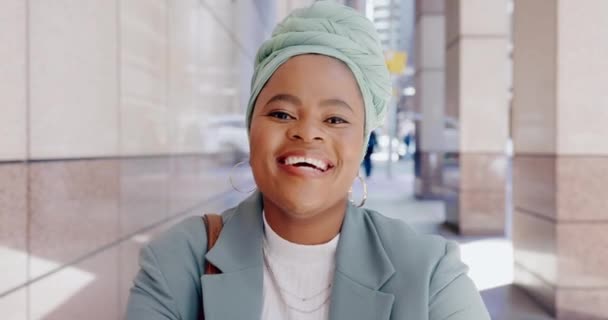 Rostro Éxito Mujer Negra Ciudad Con Una Sonrisa Orgullo Experiencia — Vídeos de Stock