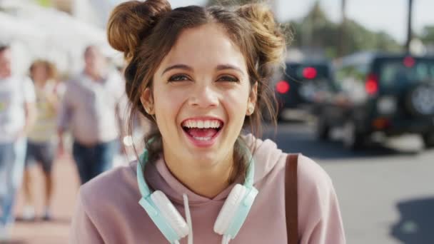 Kadın Kulaklık Gülümseme Portresi Şehir Kaldırımında Mutluluk Özgürlük Seyahat Tatili — Stok video