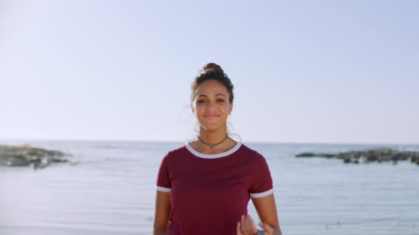 ビーチの海 黒の女性学生のギャップ年の休暇にバックパックを持つマイアミフロリダ州のアウトドア自然 アメリカでの世界旅行の冒険にバッグ付きの穏やかな女の子の肖像画 — ストック動画