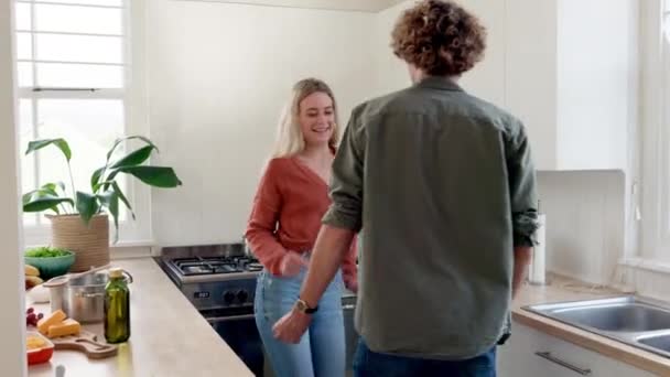 Paar Tanz Und Kuss Der Küche Liebe Und Fürsorge Mit — Stockvideo