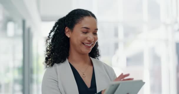 Digitale Tablet Büro Und Geschäftsfrau Recherchieren Online Mit Technologie Glücklicher — Stockvideo